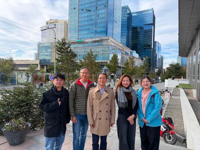 本系林幼君老師代表宜蘭大學與中研院團隊利用中秋與教師節連假前往蒙古戈壁完成研究採樣，收穫豐碩。圖片