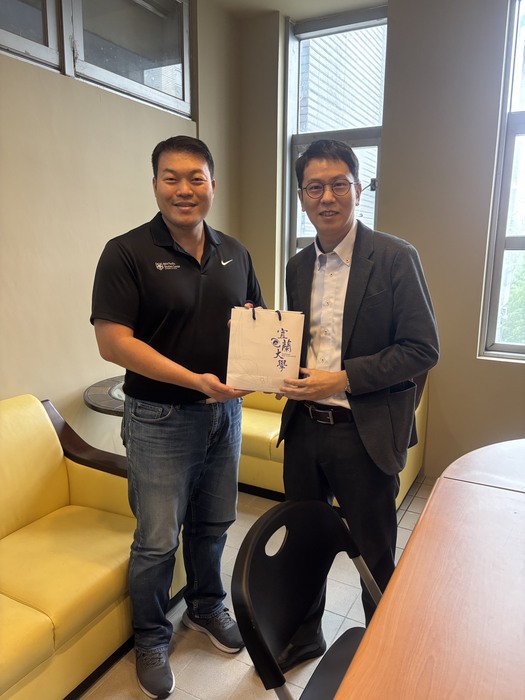 1141021關島大學自然暨應用科學學院陳冠儒主任來訪圖片