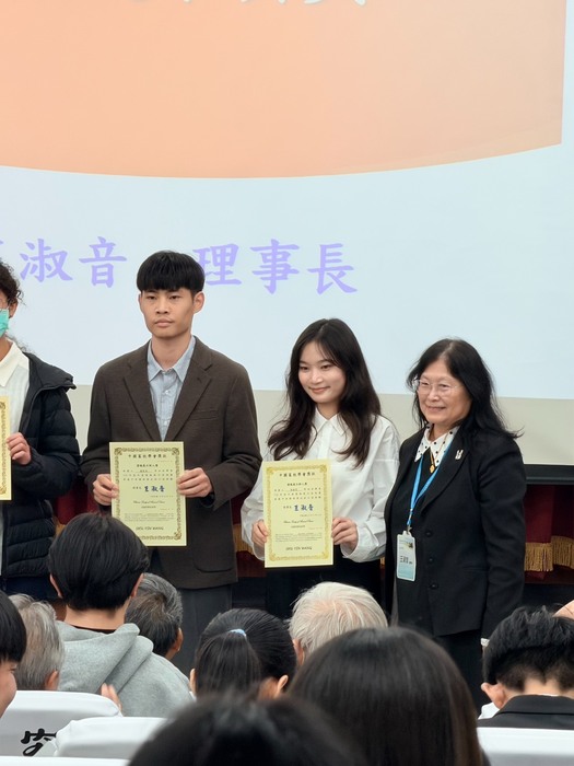 恭喜本系碩士生羅宏凱同學及大學生張榆柔同學榮獲中畜年會論文發表新人獎！圖片