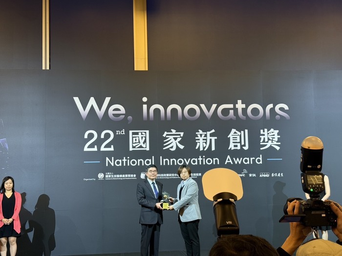 恭喜拜寧騰能生技股份有限公司研發的金柑酵解物獲得此次國家新創獎,由本系碩士班畢業生黃雅婕同學代表公司領獎！圖片