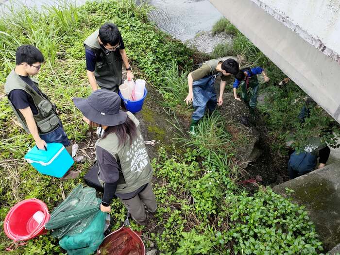 恭喜本系海洋資源研究室陳永松老師師生團隊為本校拿下林業保育署2026第四屆台灣生物多樣性獎-生物多樣性非營利事業組銅級獎！圖片