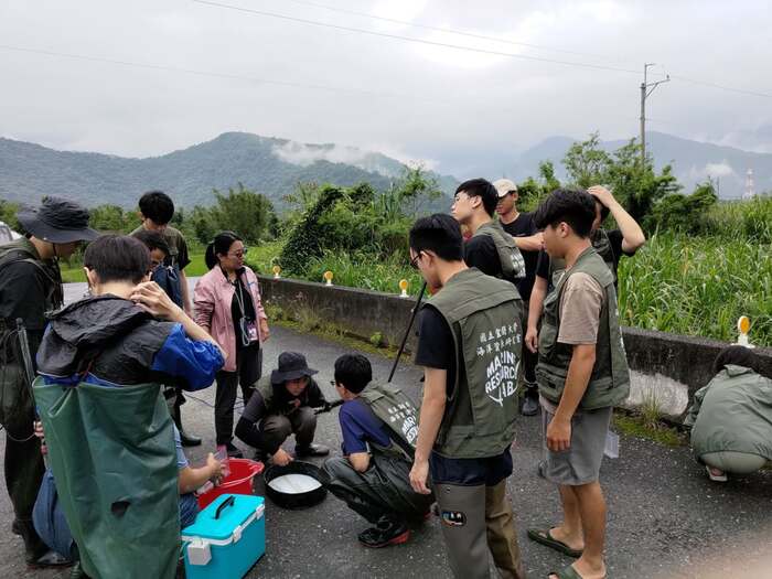 恭喜本系海洋資源研究室陳永松老師師生團隊為本校拿下林業保育署2026第四屆台灣生物多樣性獎-生物多樣性非營利事業組銅級獎！圖片