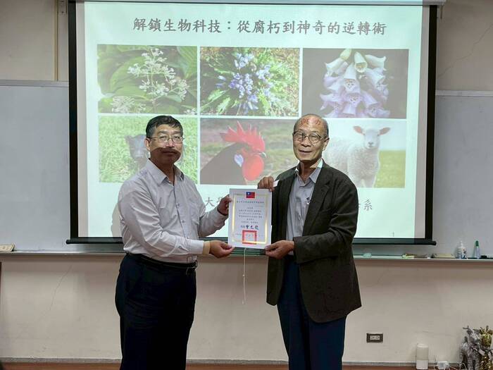 1141114育安老師前往台北市立育成高中系介紹和生物科技的應用圖片