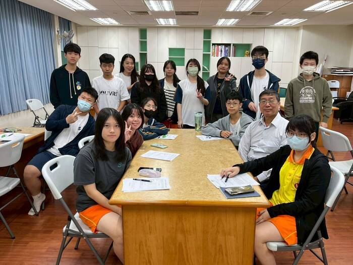 1141114育安老師前往台北市立育成高中系介紹和生物科技的應用圖片