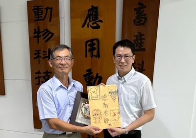 1150608主任代表本系致贈德南老師退休紀念品，謝謝德南老師！圖片