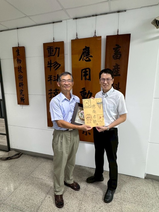 1150608主任代表本系致贈德南老師退休紀念品，謝謝德南老師！圖片