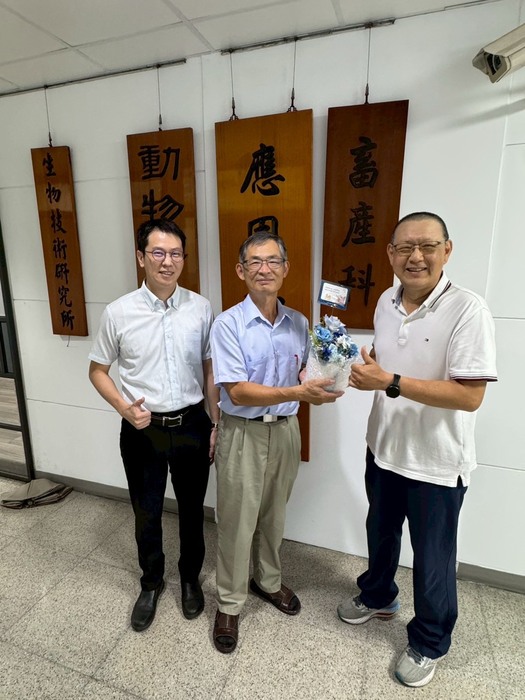 1150608主任代表本系致贈德南老師退休紀念品，謝謝德南老師！圖片