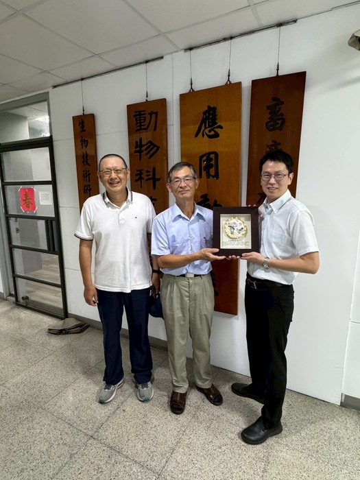 1150608主任代表本系致贈德南老師退休紀念品，謝謝德南老師！圖片